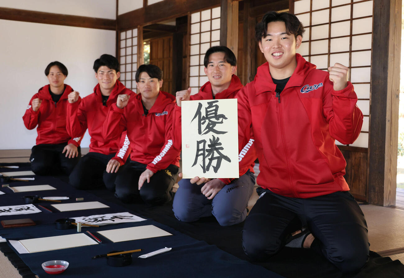 キャンプの休日、飫肥城近くの旧藩校振徳堂で書道に挑戦した新人選手ら。右から優勝を目標に掲げたドラフト1位の平川、2位の斉藤汰、3位の勝田、5位の赤木、育成1位の小林（撮影・加藤孝規）