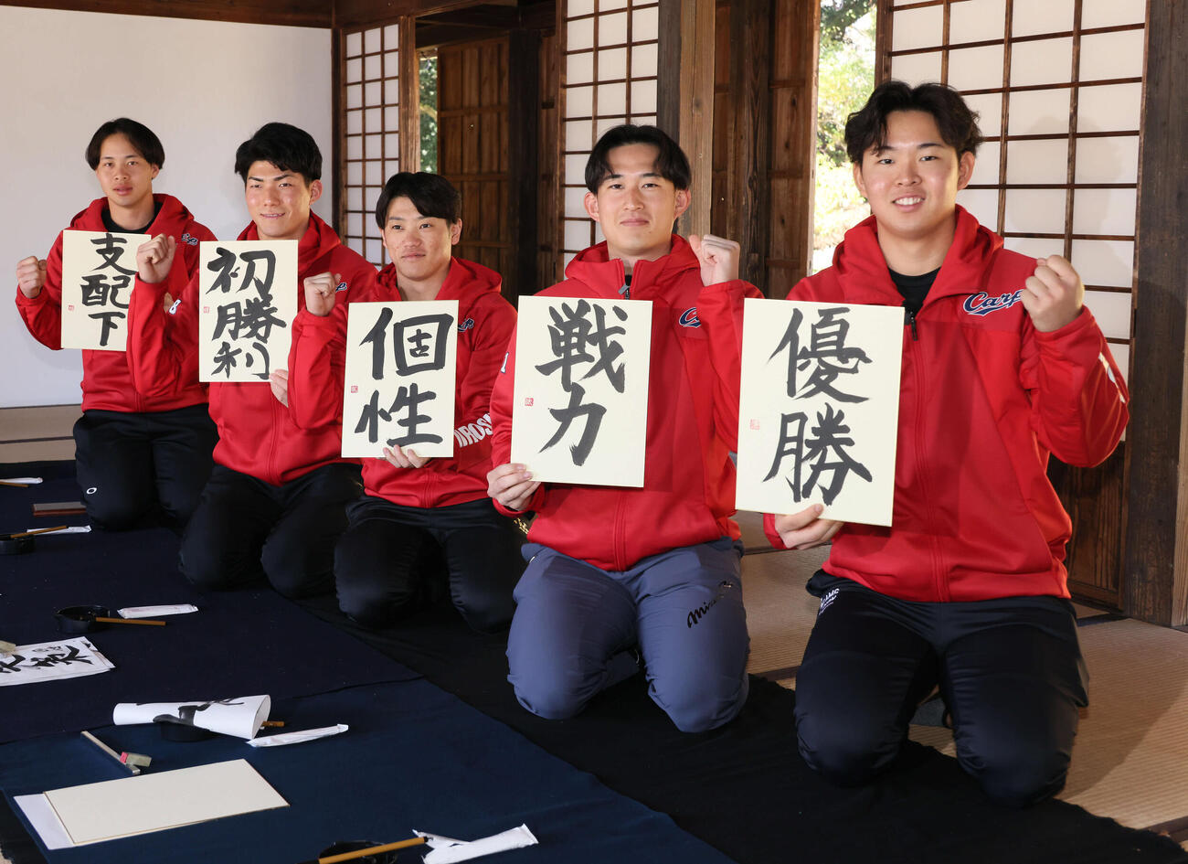 キャンプの休日、飫肥城近くの旧藩校振徳堂で書道に挑戦した新人選手ら。右からドラフト1位の平川、2位の斉藤汰、3位の勝田、5位の赤木、育成1位の小林（撮影・加藤孝規）
