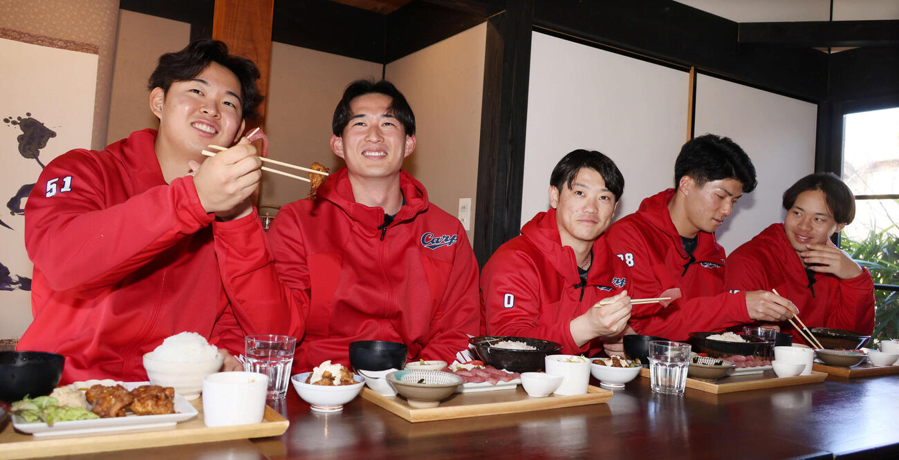 キャンプの休日、飫肥城近くの武家屋敷伊藤邸でマグロやチキン南蛮を楽しむ左から広島ドラフト1位の平川、2位の斉藤汰、3位の勝田。後方は左から5位の赤木、育成1位の小林（撮影・加藤孝規）