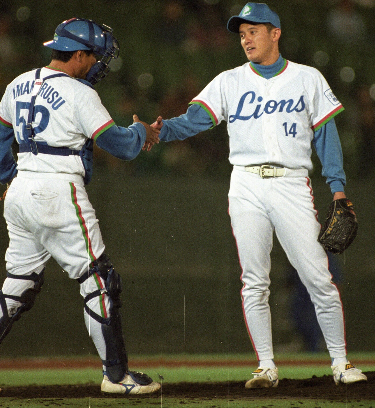 石井貴（右）は試合に勝利し、今久留主成幸と握手する（1997年9月29日撮影）