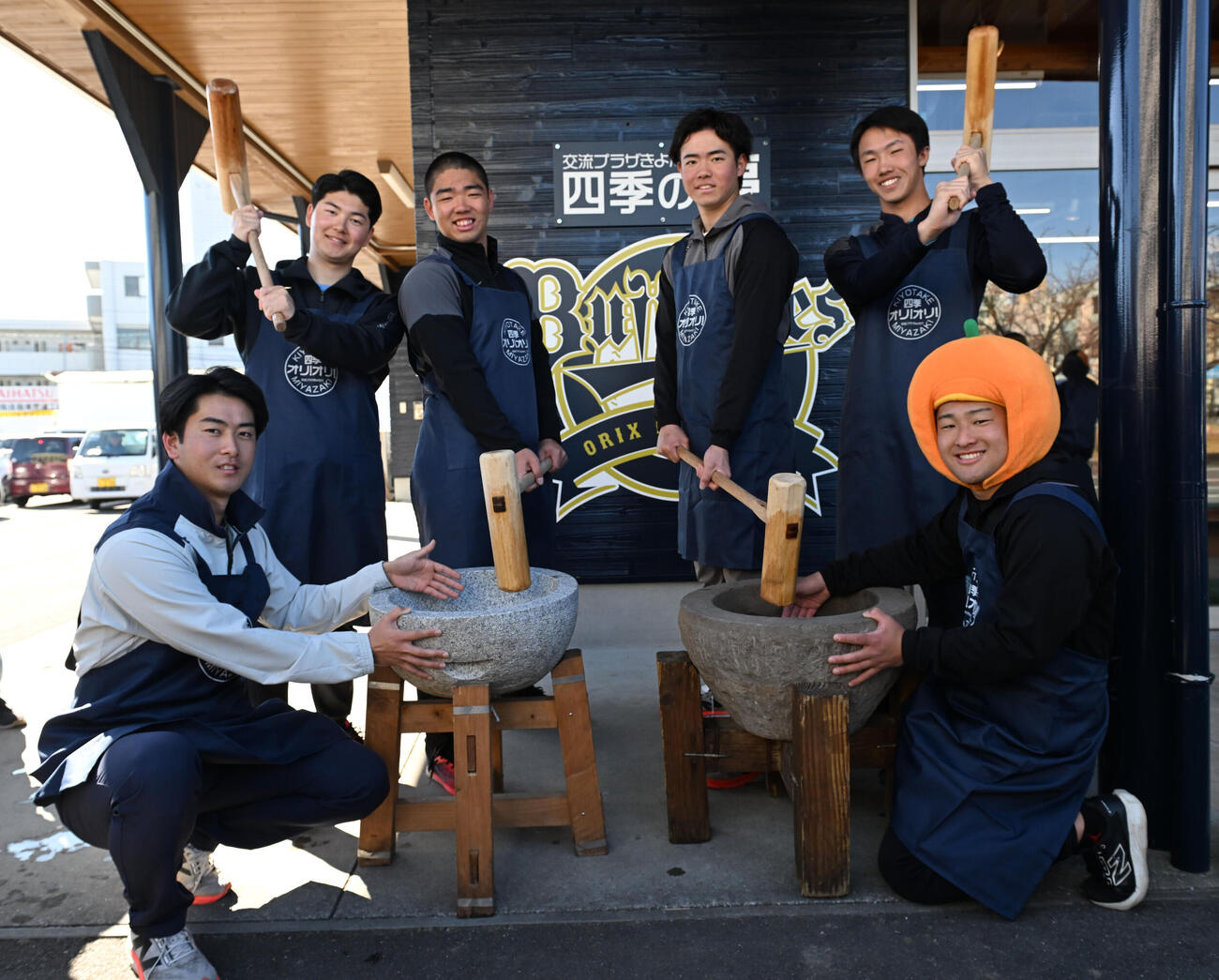 お餅とさつまいもの和菓子「ねりくり」作りを体験するオリックスの新人、前列左から高谷、野上、後列左から佐藤龍、藤川、森陽、窪田（撮影・和賀正仁）
