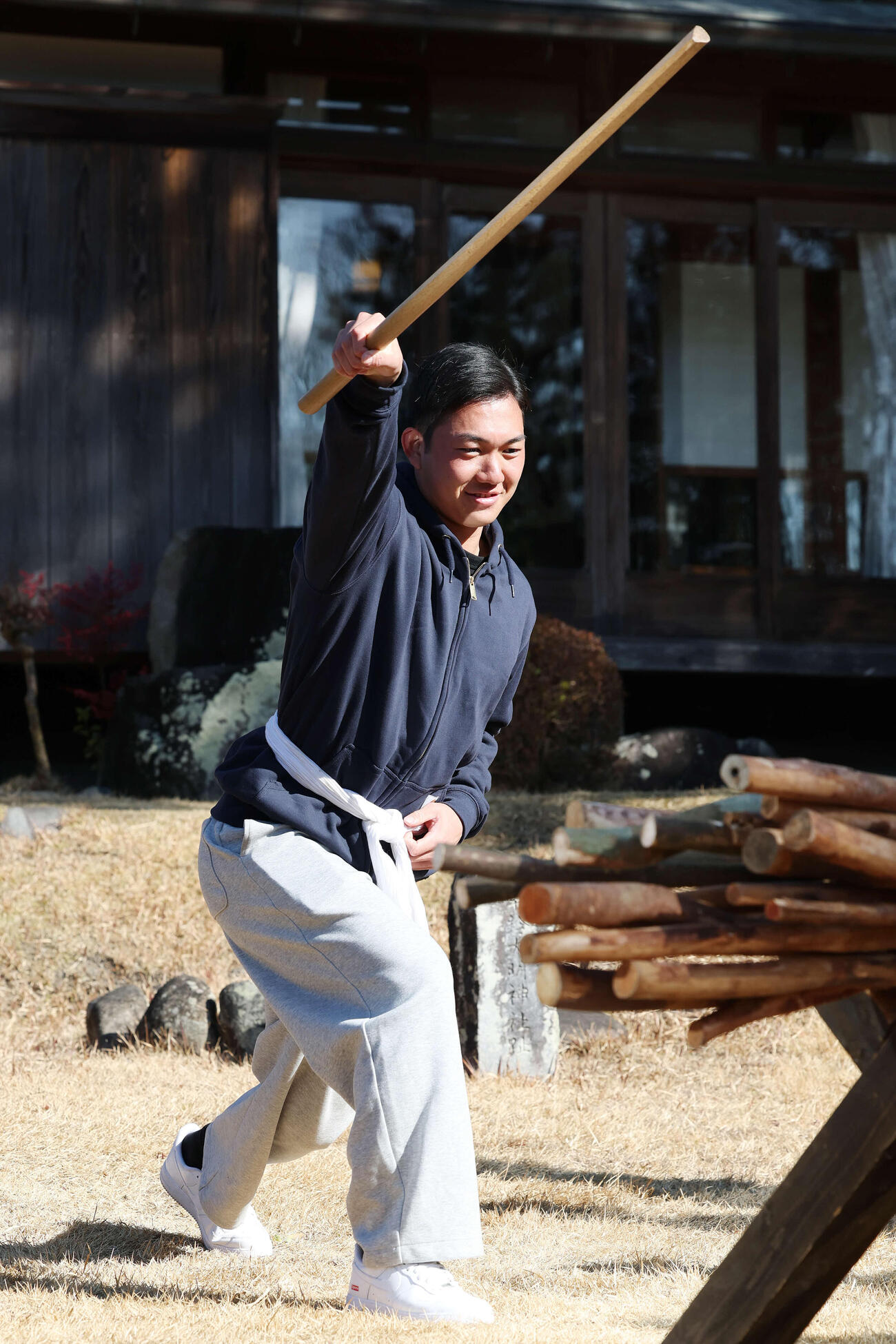 休日に都城島津邸を訪れ野太刀自顕流の稽古体験をするロッテ石垣元（撮影・宮地輝）