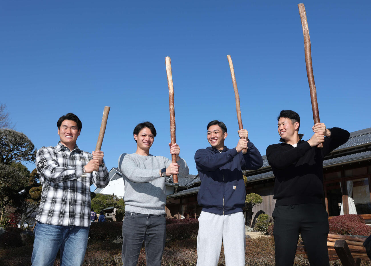 休日に都城島津邸を訪れ野太刀自顕流を体験したロッテの新人選手たち、左から大聖、毛利、石垣元、冨士（撮影・宮地輝）