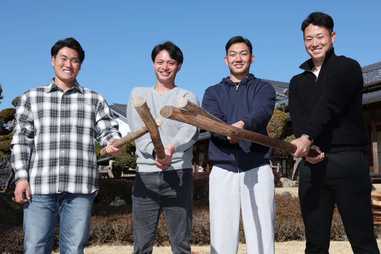 休日に都城島津邸を訪れ野太刀自顕流を体験したロッテの新人選手たち、左から大聖、毛利、石垣元、冨士（撮影・宮地輝）