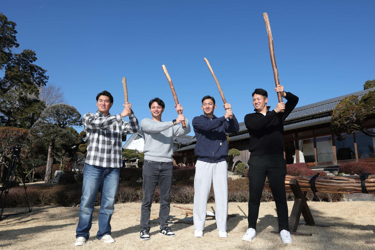 休日に都城島津邸を訪れ野太刀自顕流を体験したロッテの新人選手たち、左から大聖、毛利、石垣元、冨士（撮影・宮地輝）