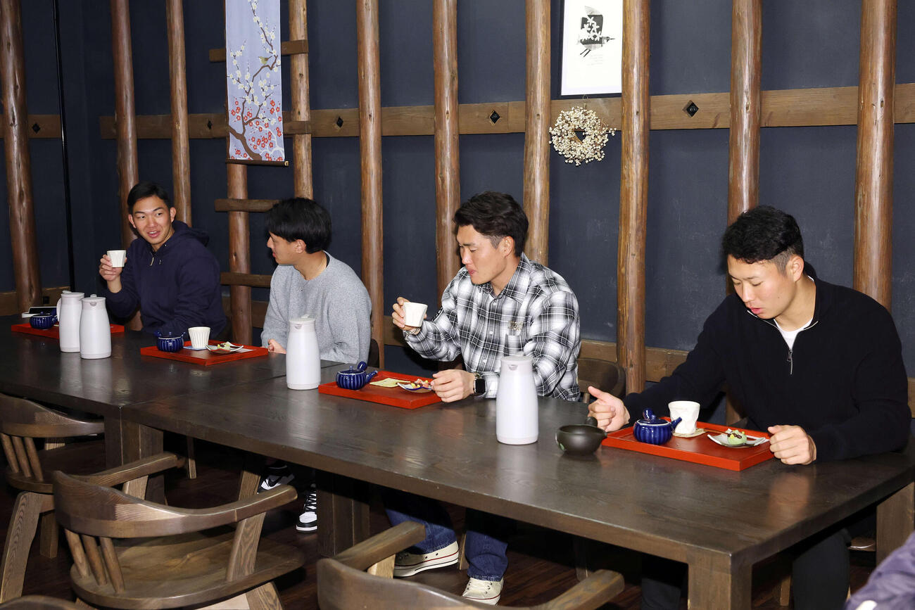 休日に都城島津邸を訪れ都城茶の試飲体験をするロッテの新人選手たち、左から石垣元、毛利、大聖、冨士（撮影・宮地輝）
