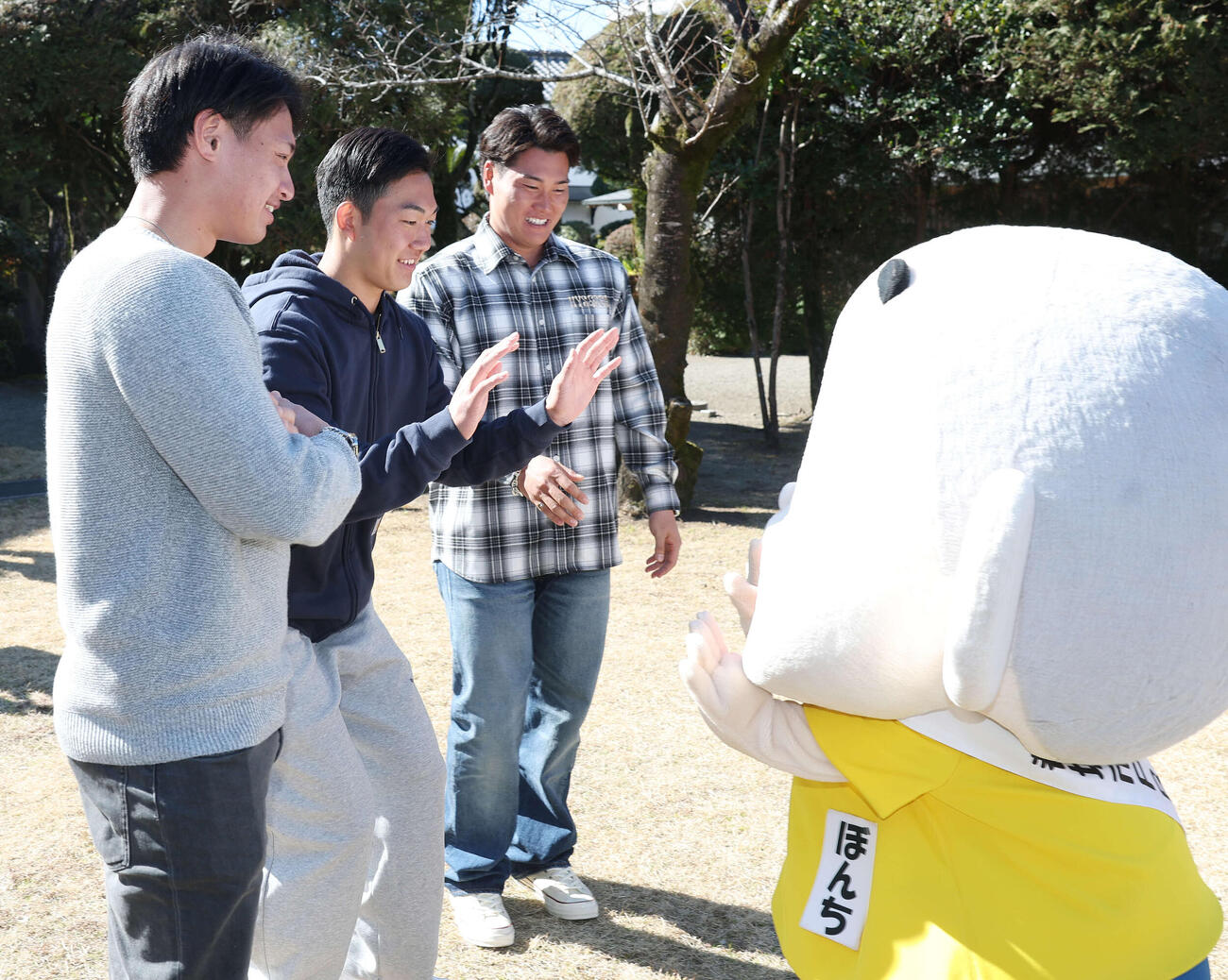 休日に都城島津邸を訪れ都城市PRキャラクター兼PR本部長のぼんちくんと触れ合うロッテ毛利（左）、石垣元（中央）、大聖（撮影・宮地輝）
