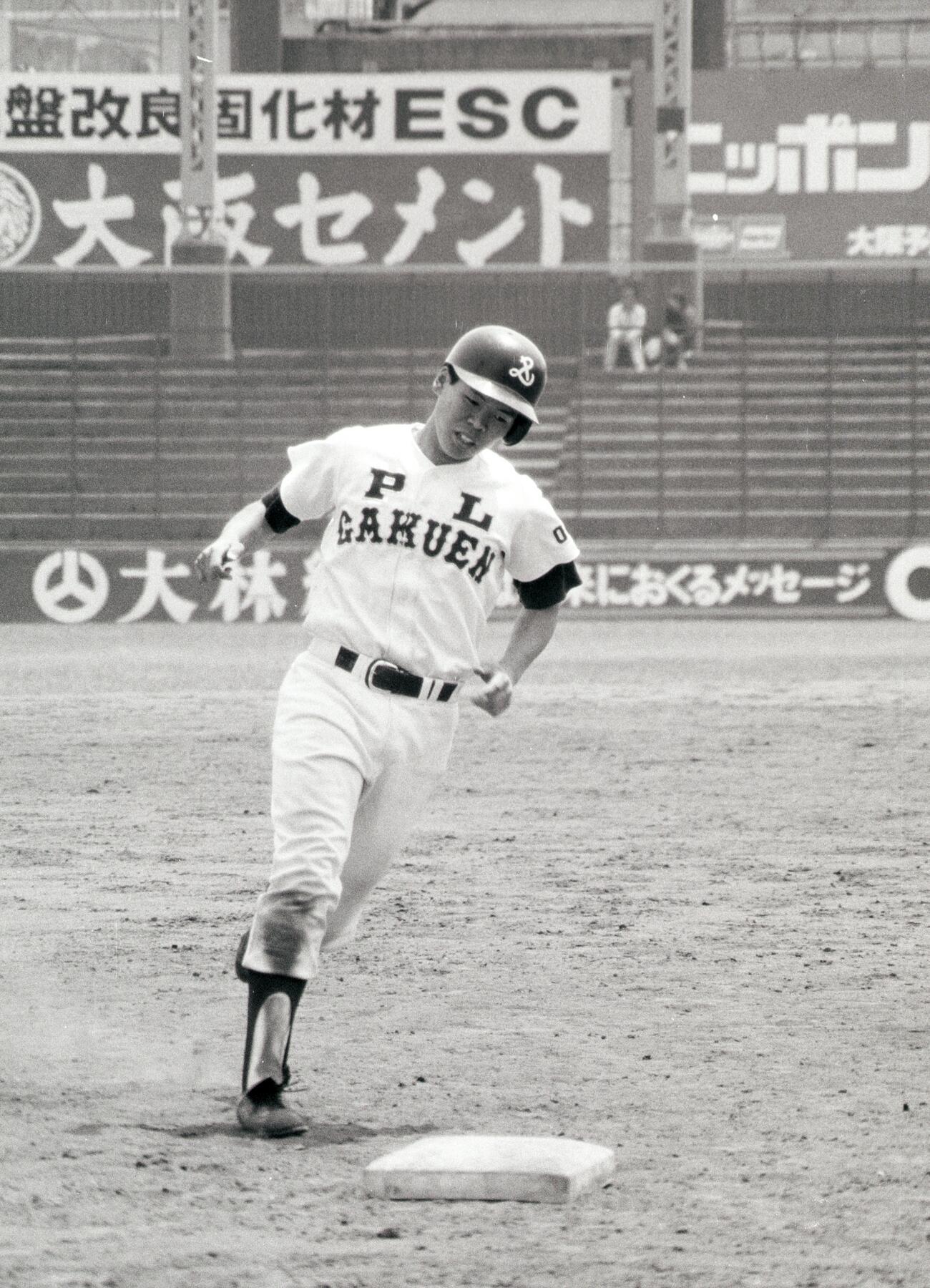高校野球春季大阪府予選　PL学園対渋谷　本塁打を放ちベースを回る今久留主成幸（1985年5月12日撮影）