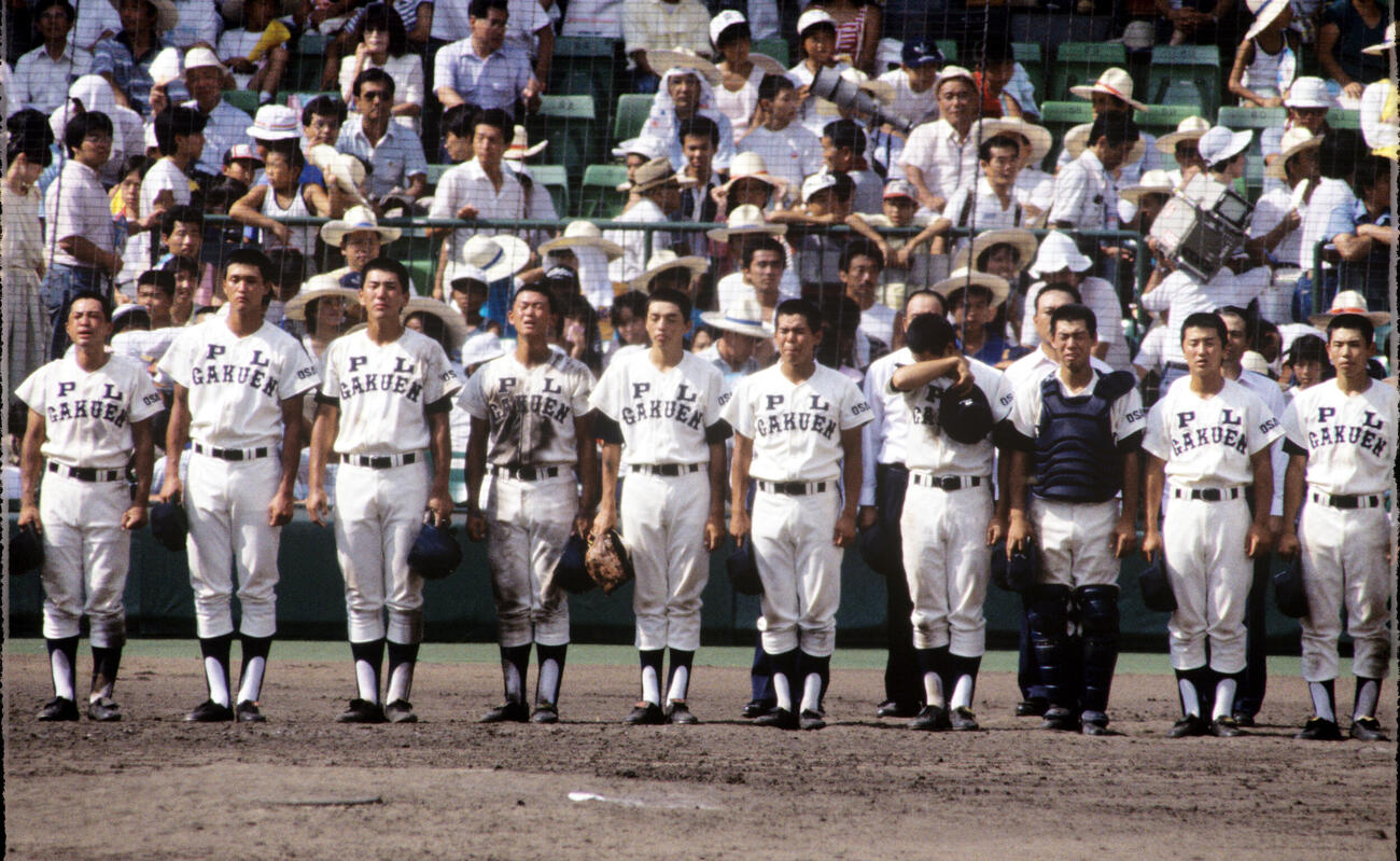 第67回全国高校野球選手権決勝戦　優勝を決め泣きながら校歌を歌うPL学園ナイン。左から松山秀明主将、控え長身投手の田口権一、清原和博、安本政弘、1人おいて今久留主成幸ら（1985年8月21日撮影）