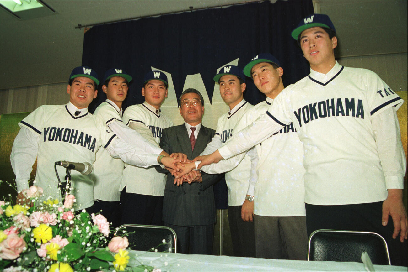 横浜大洋（現横浜）新入団選手発表。左から今久留主成幸、知野公昭、佐々木主浩、須藤豊監督、平塚克洋、川端一彰、岡本龍二（1989年12月22日撮影）