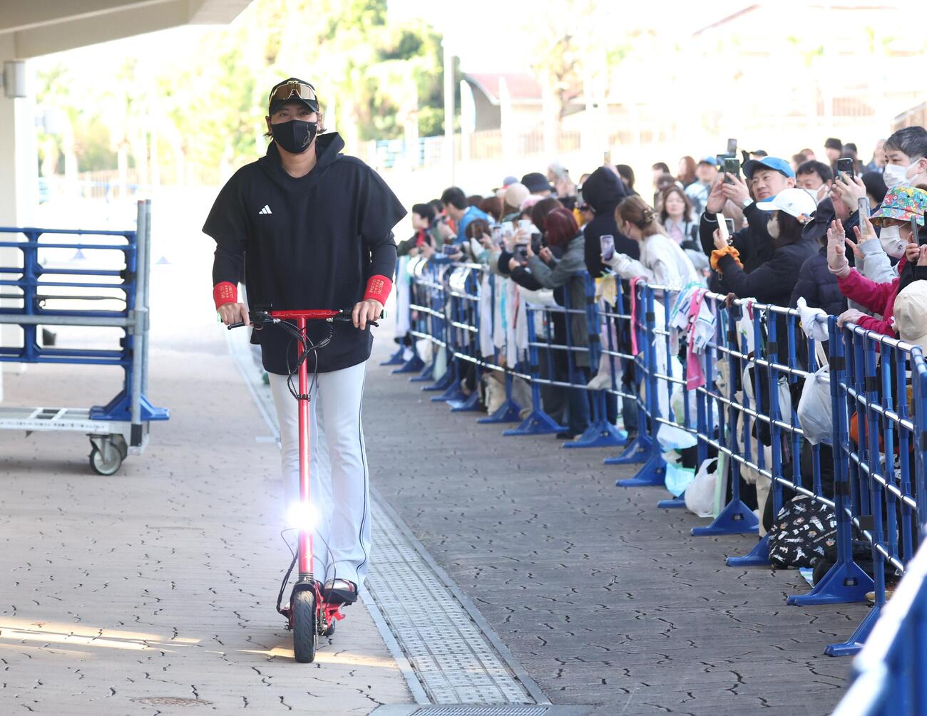 ファンに出迎えられ球場入りする新庄監督（撮影・黒川智章）