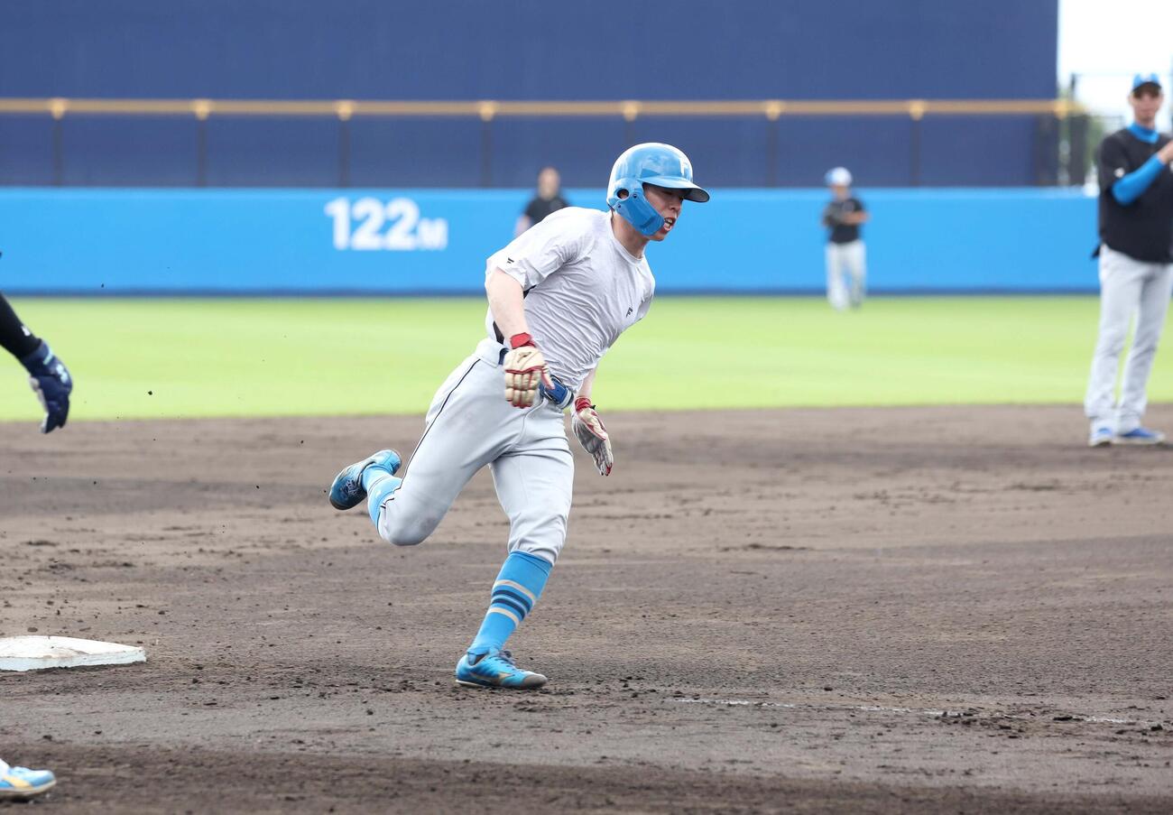 二塁から三塁ベースを蹴りラインの内側を走る五十幡（撮影・黒川智章）