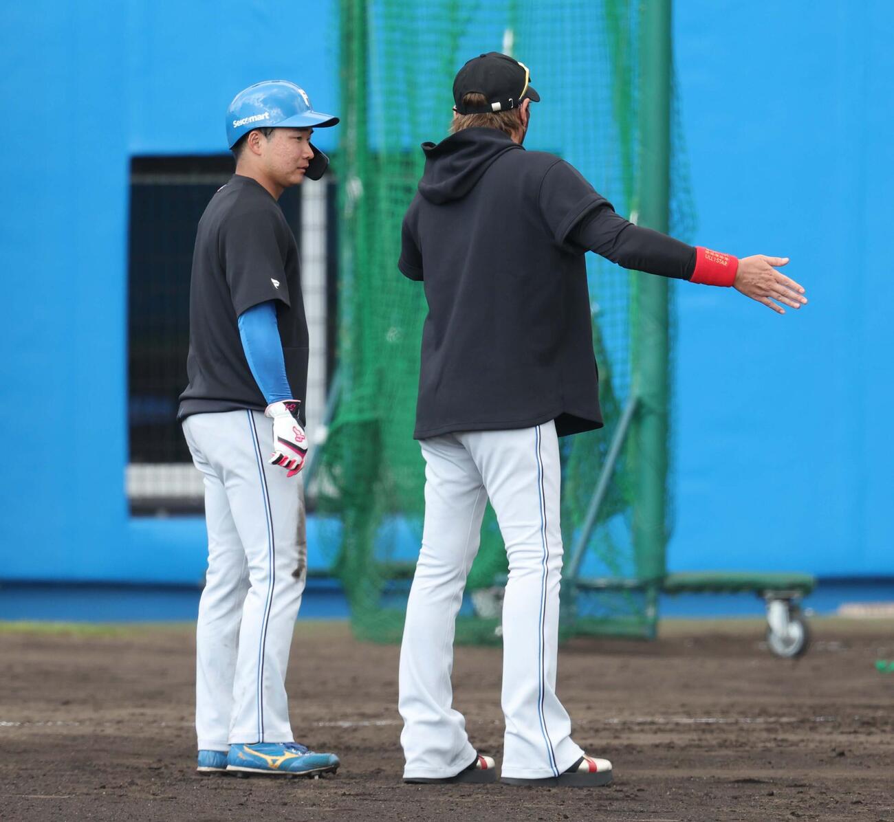 走塁練習で山県を指導する新庄監督（撮影・黒川智章）
