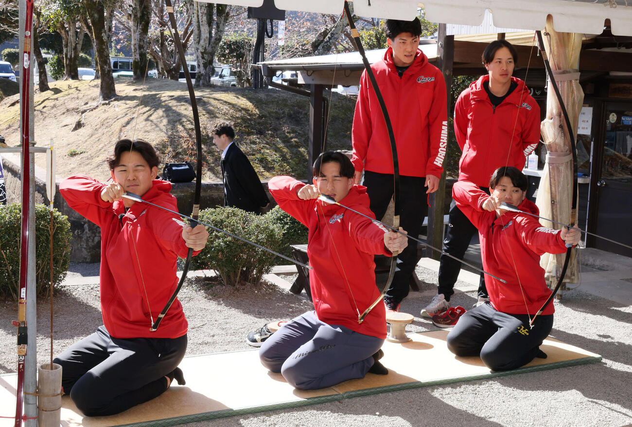 キャンプの休日、飫肥城近くの四半的射場で四半的（しはんまと）を体験する左から広島ドラフト1位の平川、2位の斉藤汰、3位の勝田