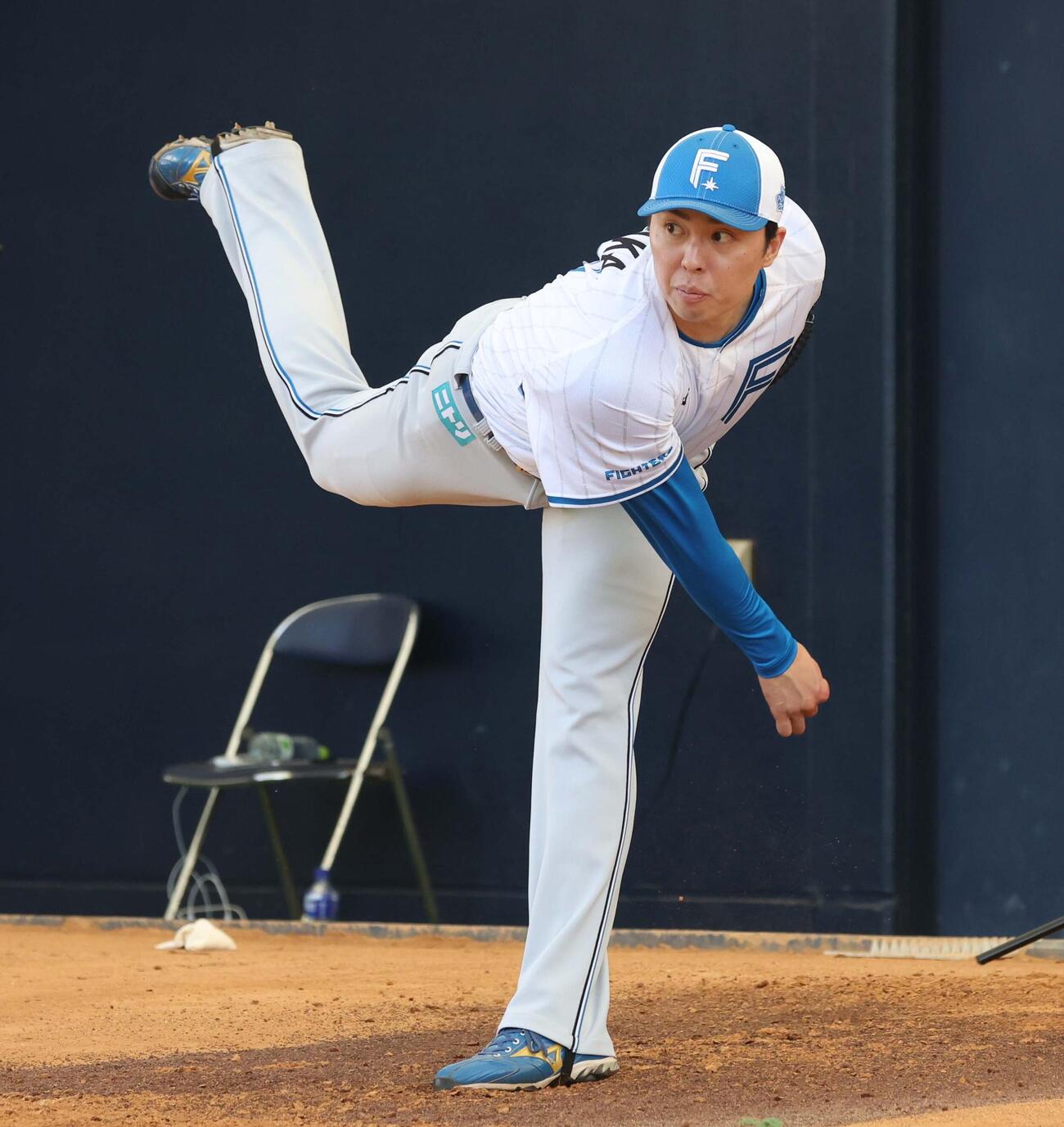 ブルペンで投球する日本ハム田中（撮影・黒川智章）
