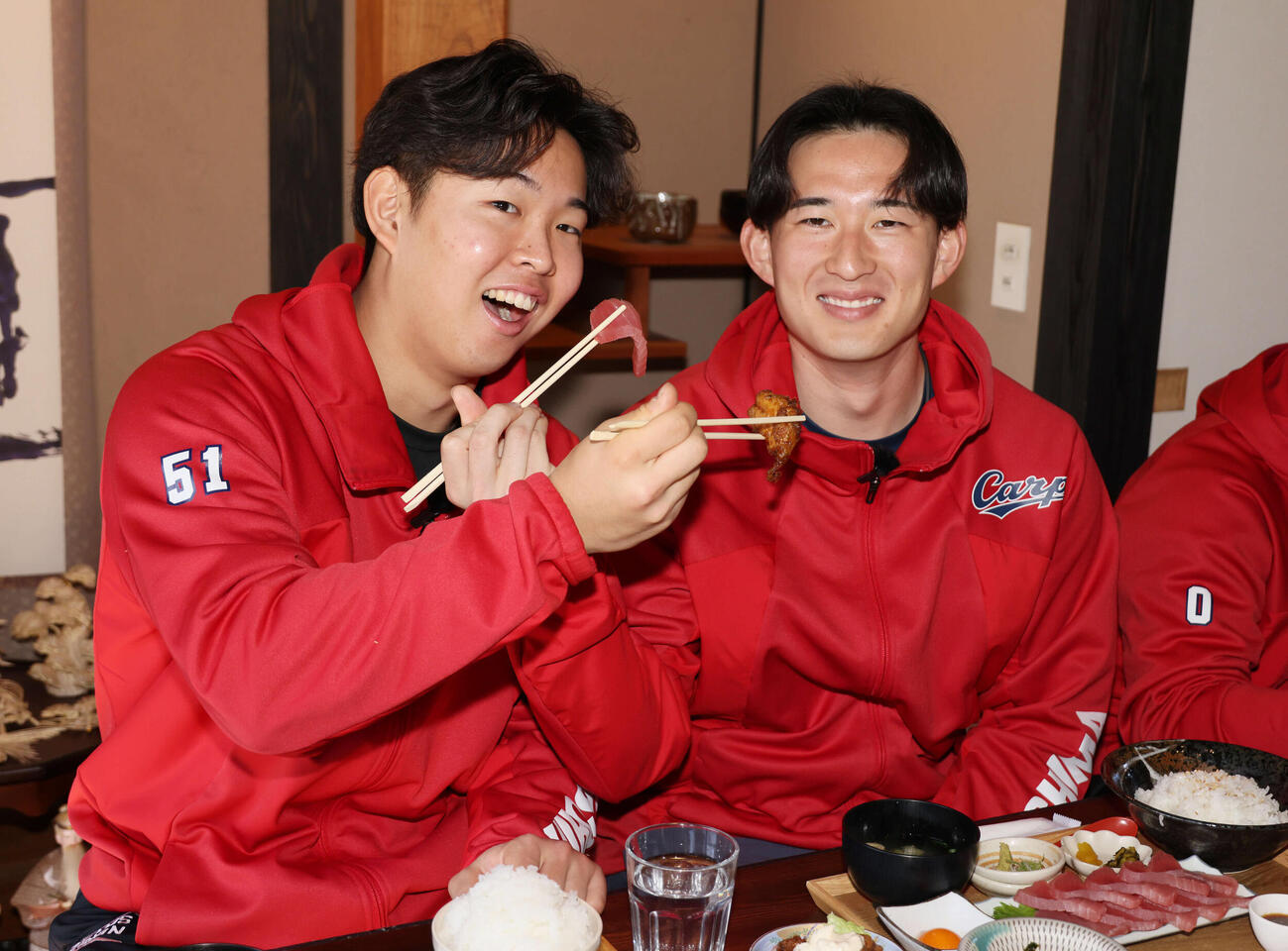 キャンプの休日、飫肥城近くの武家屋敷伊藤邸でマグロやチキン南蛮を楽しむ広島ドラフト1位の平川（左）、2位の斉藤汰（撮影・加藤孝規）