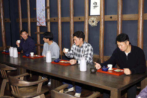 休日に都城島津邸を訪れ都城茶の試飲体験をするロッテの新人選手たち、左から石垣元、毛利、大聖、冨士（撮影・宮地輝）