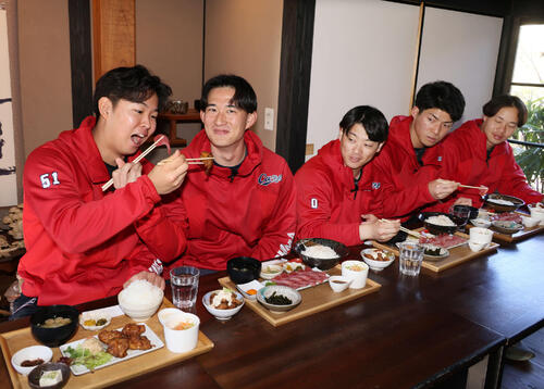キャンプの休日、飫肥城近くの武家屋敷伊藤邸でマグロやチキン南蛮を楽しむ左から広島ドラフト1位の平川、2位の斉藤汰、3位の勝田。後方は左から5位の赤木、育成1位の小林（撮影・加藤孝規）