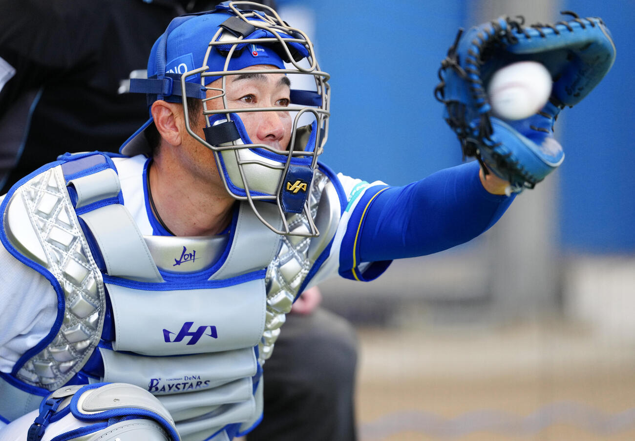 ブルペンで山崎の球を受けるDeNA相川監督（撮影・鈴木みどり）