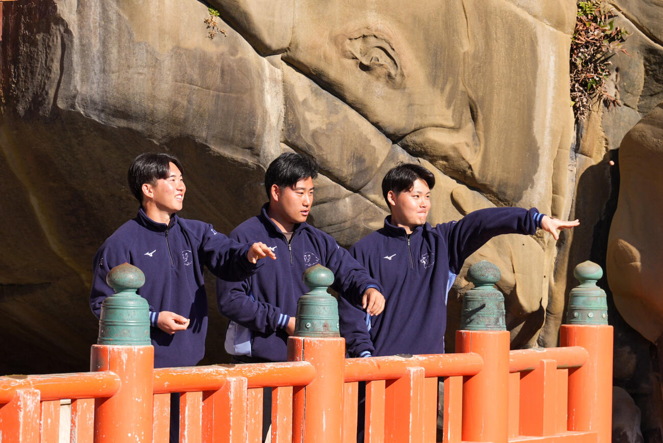 日南観光PRで鵜戸神宮の運玉投げ体験をする、左から西武小島、岩城、秋山（撮影・小島史椰）