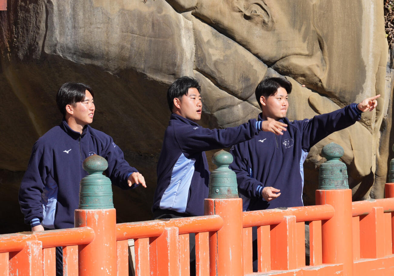 日南観光PRで鵜戸神宮の運玉投げ体験をする、左から西武小島、岩城、秋山（撮影・小島史椰）