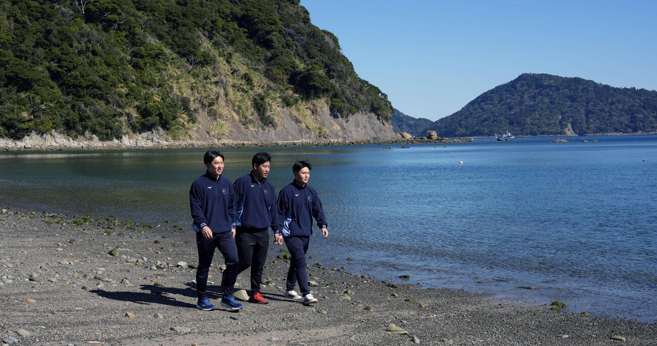 日南観光PRで海沿いを歩く、左から西武小島、岩城、秋山（撮影・小島史椰）