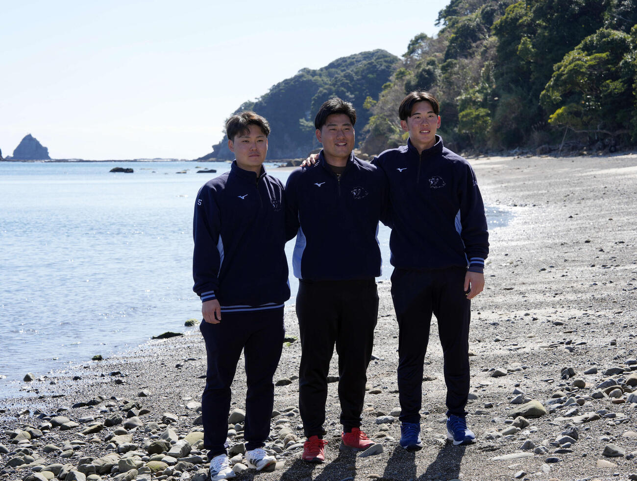 肩を組み写真に納まる、左から西武秋山、岩城、小島（撮影・小島史椰）
