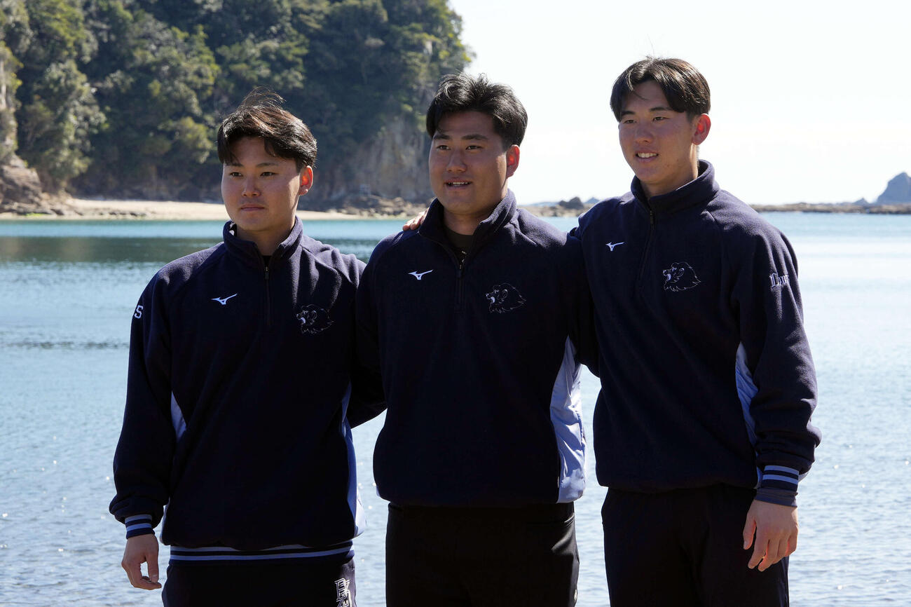 肩を組み写真に納まる、左から西武秋山、岩城、小島（撮影・小島史椰）
