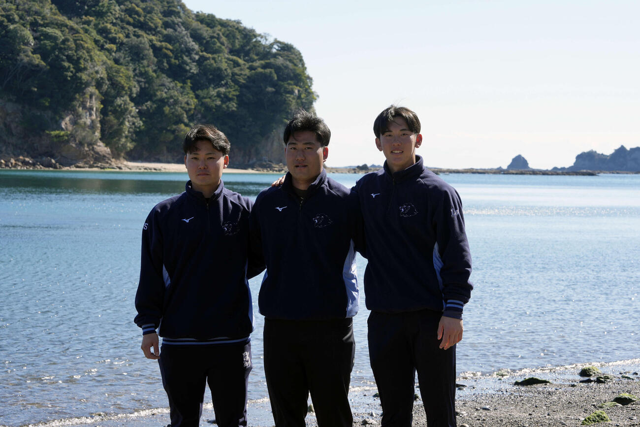 肩を組み写真に納まる、左から西武秋山、岩城、小島（撮影・小島史椰）