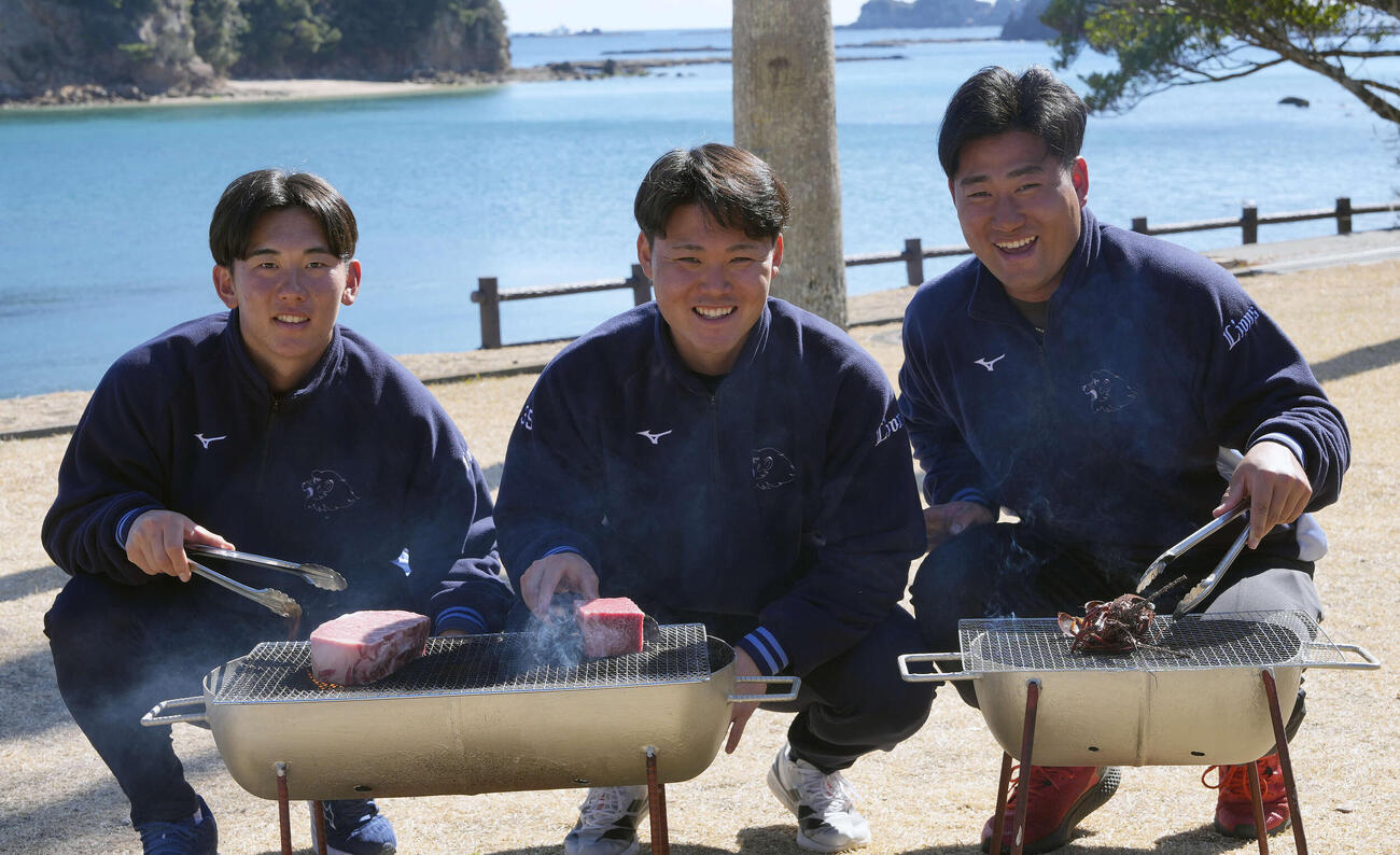 宮崎の食材でバーベキューをする、左から西武小島、秋山、岩城（撮影・小島史椰）