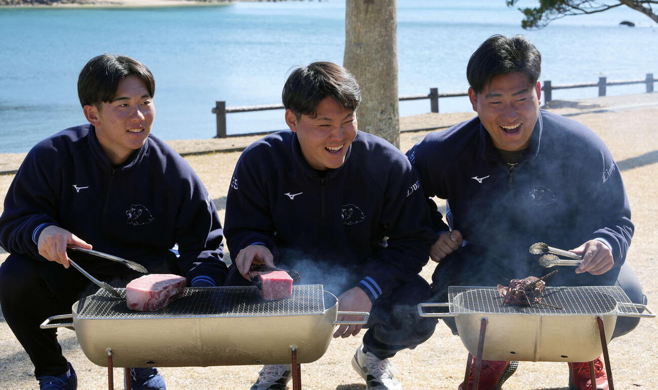 宮崎の食材でバーベキューをする、左から西武小島、秋山、岩城（撮影・小島史椰）