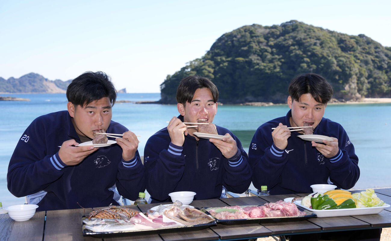 宮崎の食材でバーベキューをする、左から西武岩城、小島、秋山（撮影・小島史椰）