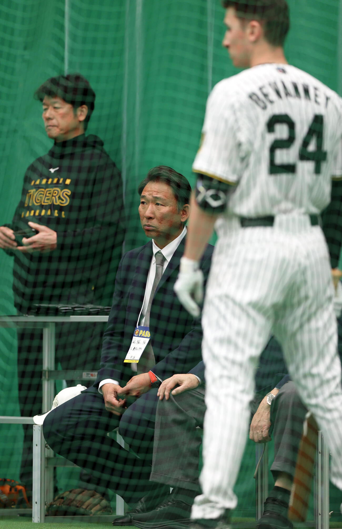 阪神のブルペンを見る智弁和歌山の中谷監督（中央）（撮影・上山淳一）