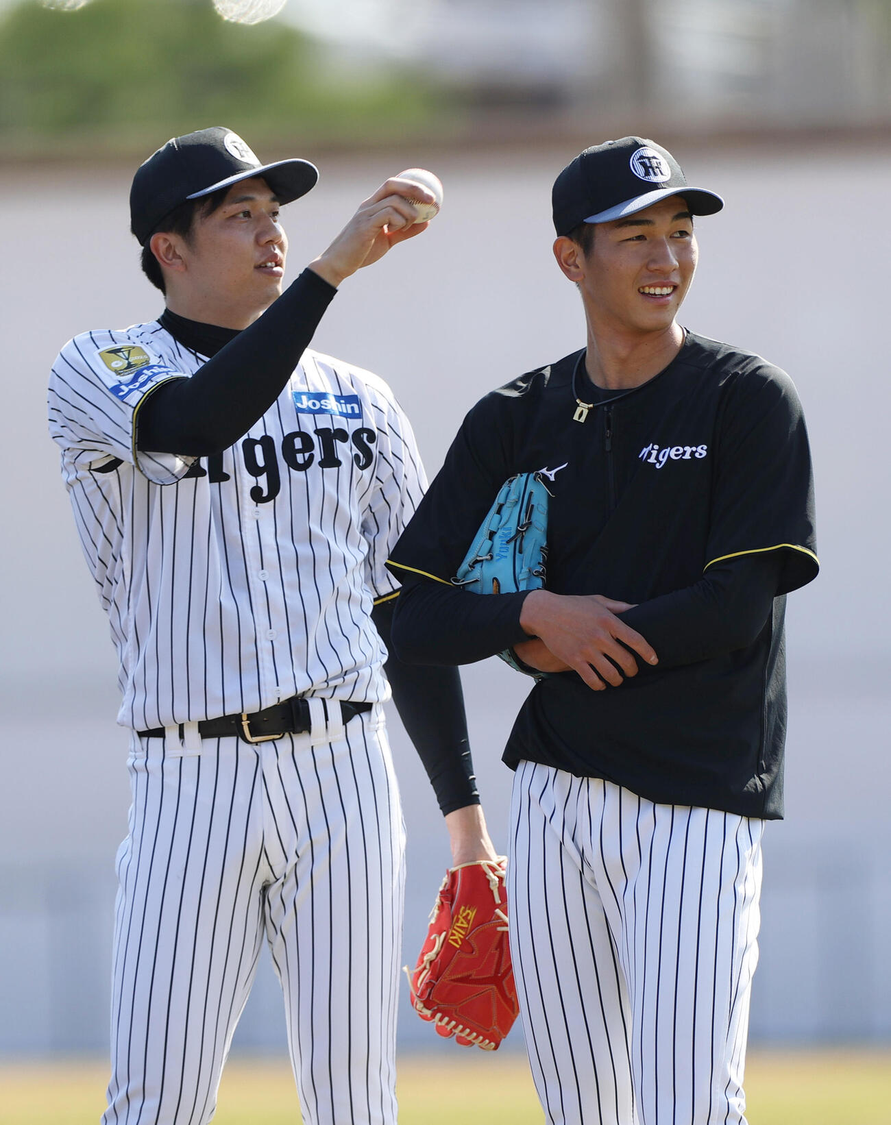阪神才木（左）と今朝丸はキャッチボールを終え話す（撮影・上山淳一）