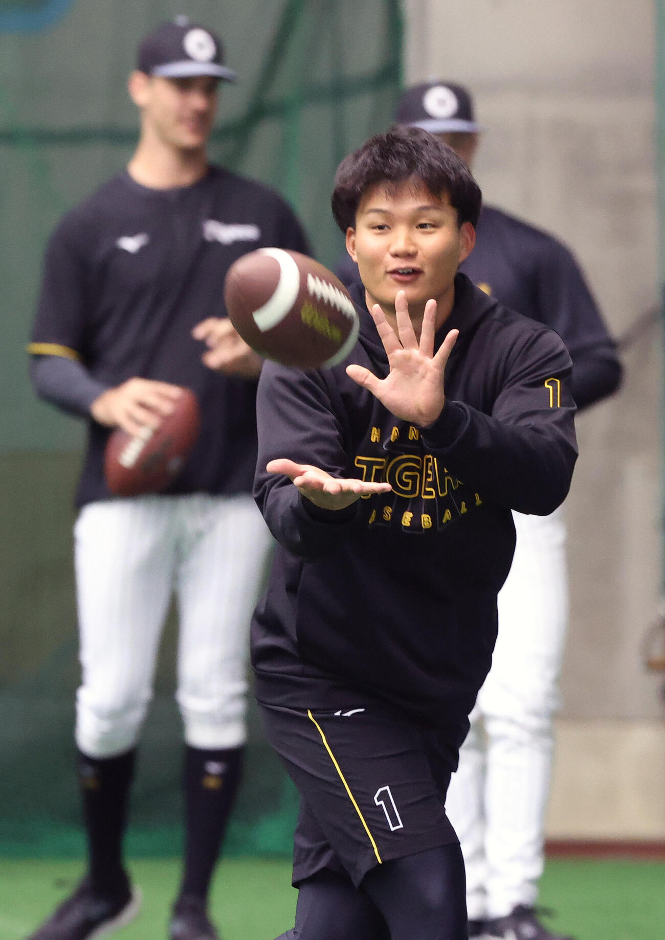 アメフトボールを受ける阪神森下（撮影・上山淳一）