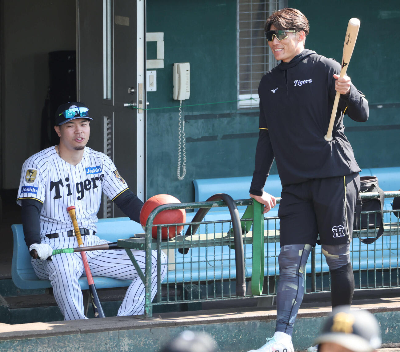 糸井SAと話す阪神佐藤（撮影・西尾就之）