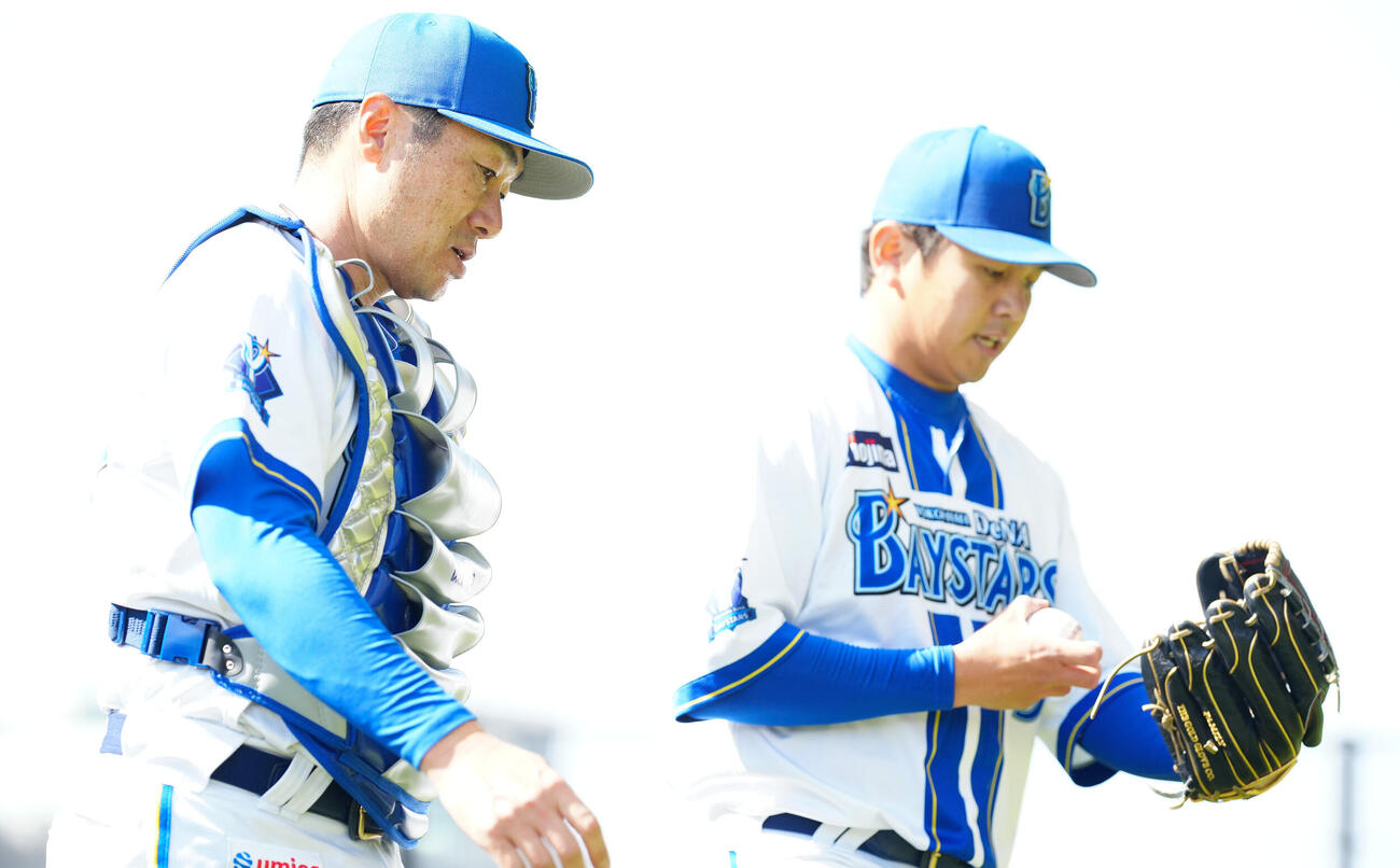ブルペンで山崎（右）の球を受けたDeNA相川監督（撮影・鈴木みどり）