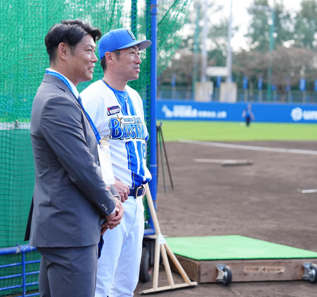 DeNA相川監督（右）と話す原口氏（撮影・鈴木みどり）