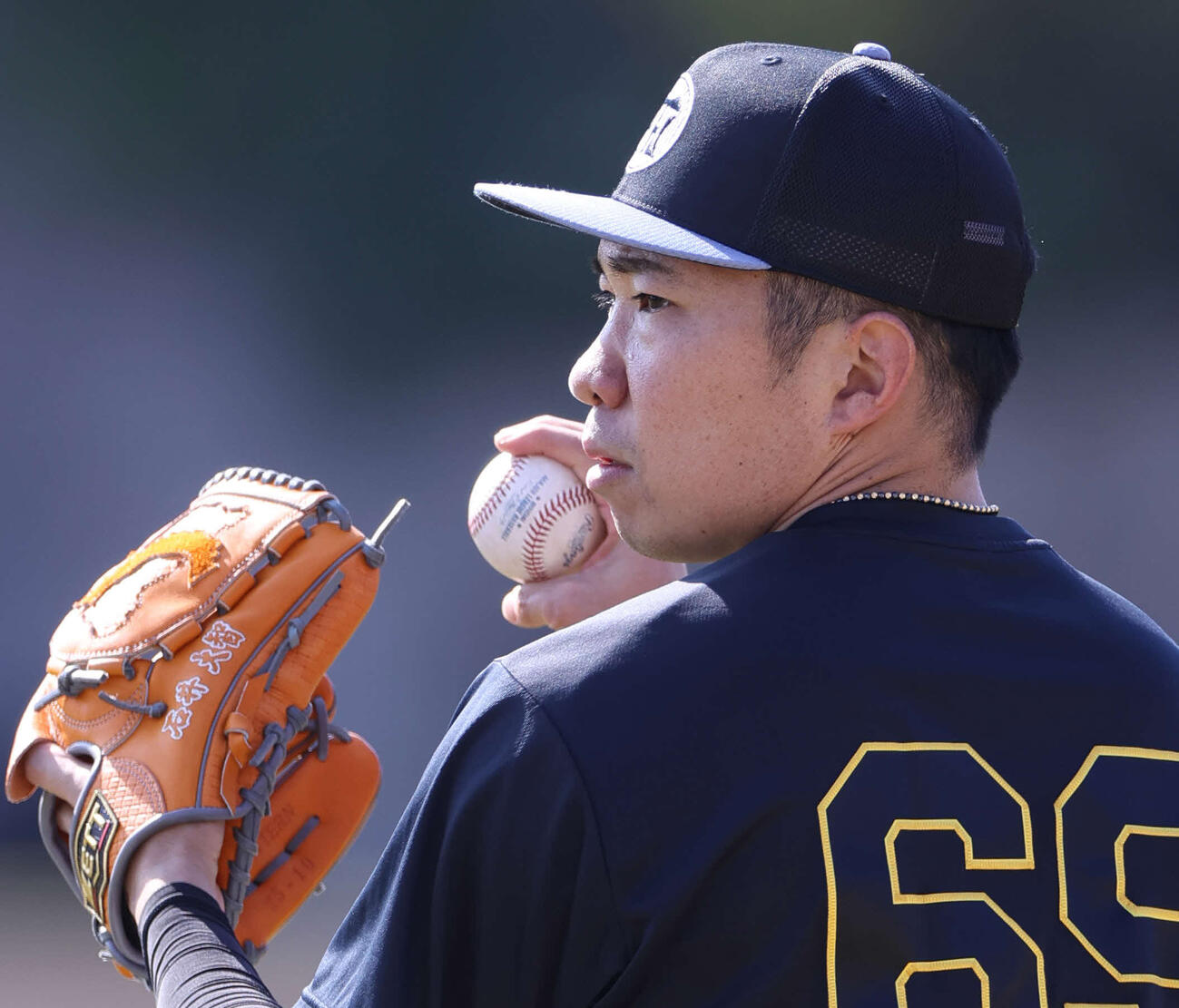 MLB球でキャッチボールする阪神石井（撮影・上山淳一）