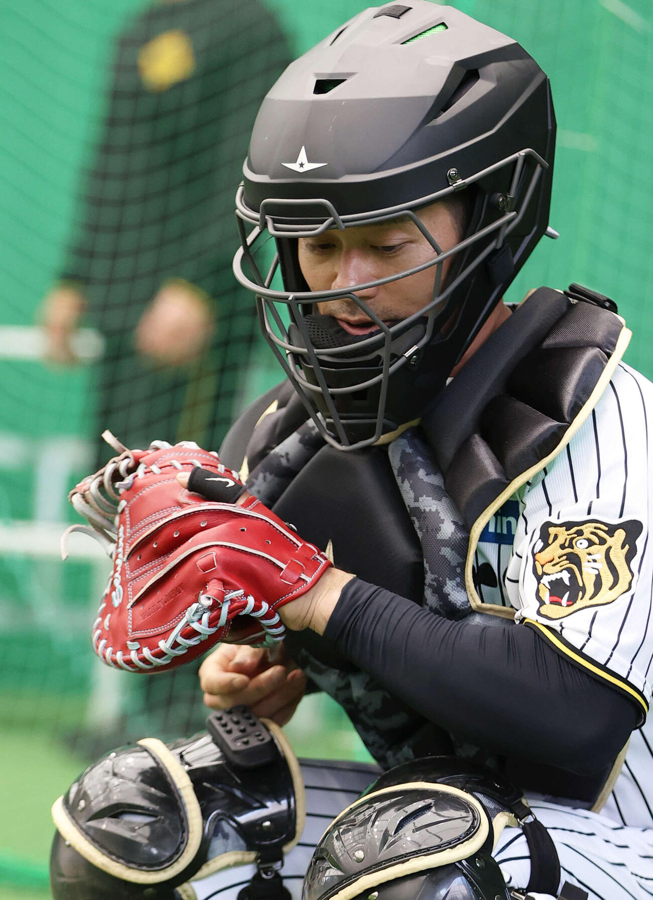 阪神石井にピッチコムでサインを出す坂本（撮影・上山淳一）