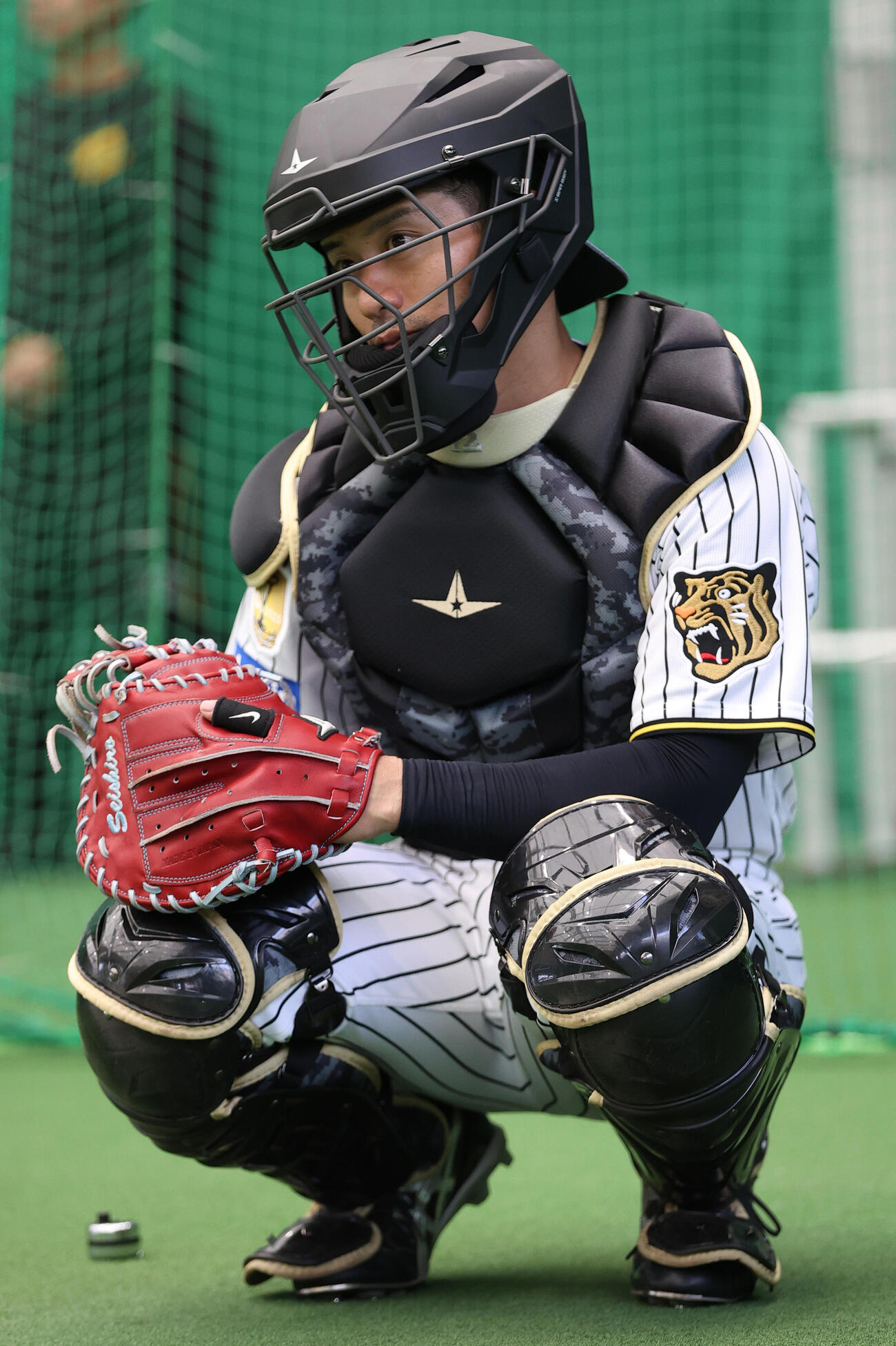 阪神石井にピッチコムでサインを出す坂本（撮影・上山淳一）