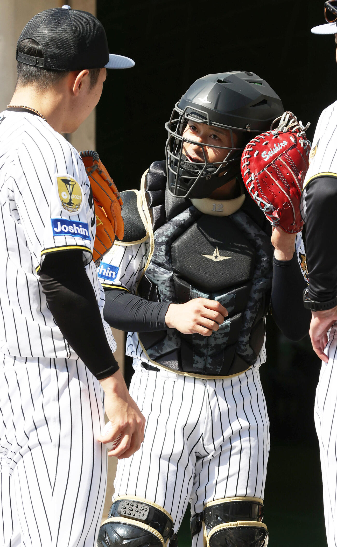 阪神坂本（右）はピッチコムを石井と確認する（撮影・上山淳一）