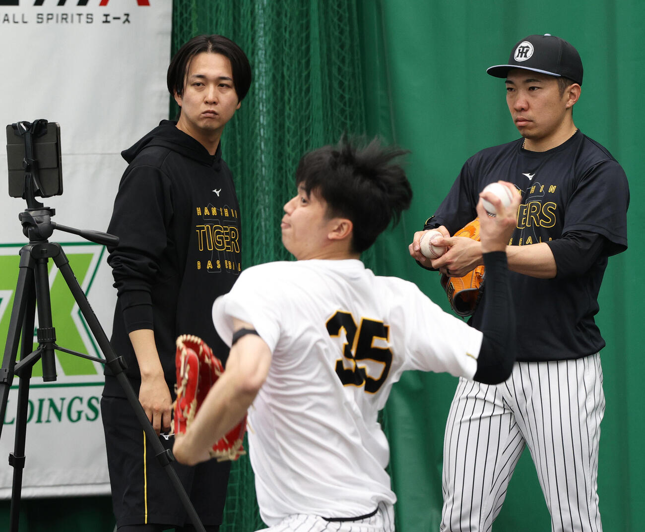 阪神石井（右）は才木（手前）のフォークを確認する（撮影・上山淳一）