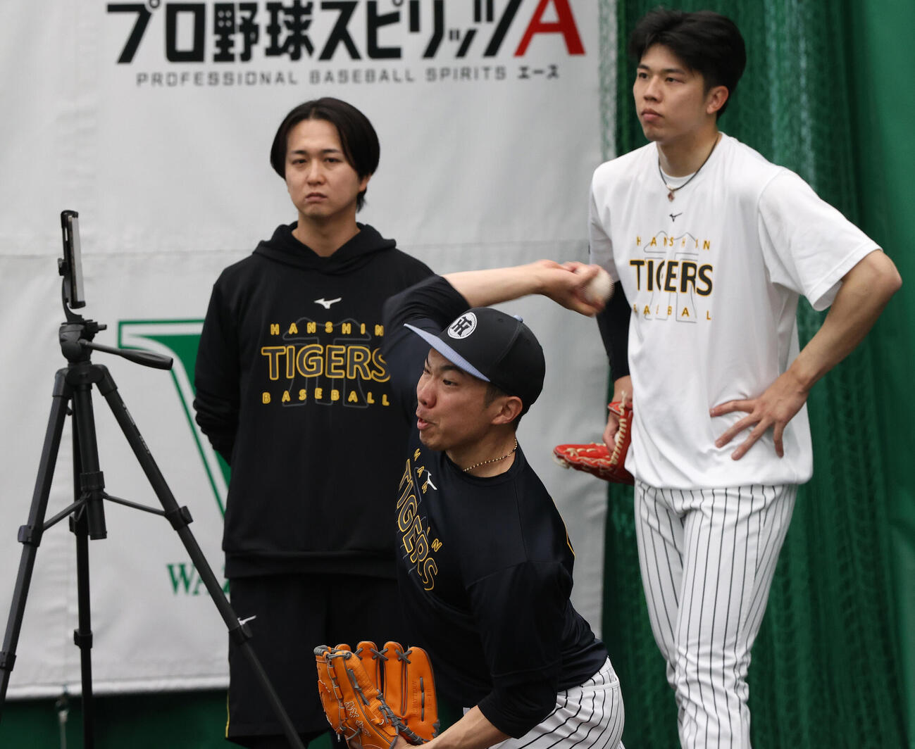 阪神石井（手前）は才木（右）から教わったフォークを試す（撮影・上山淳一）