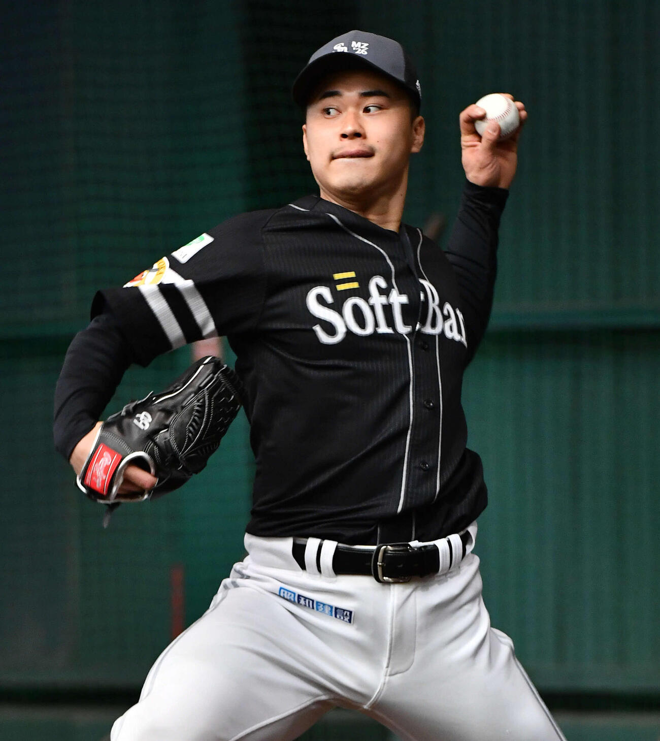 ブルペンで投げ込むソフトバンク松本晴（撮影・岩下翔太）