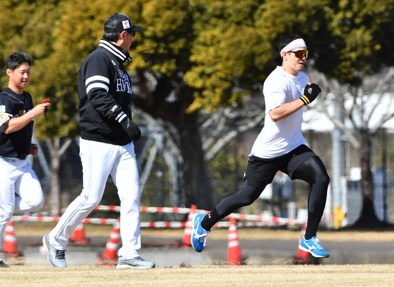 小久保監督（左から2人目）が見守る前で400メートル走を行うソフトバンク栗原（撮影・岩下翔太）