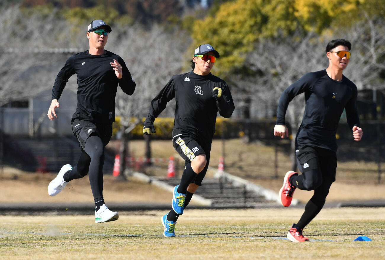 400メートル走を行う、左からソフトバンク秋広、野村、庄子（撮影・岩下翔太）