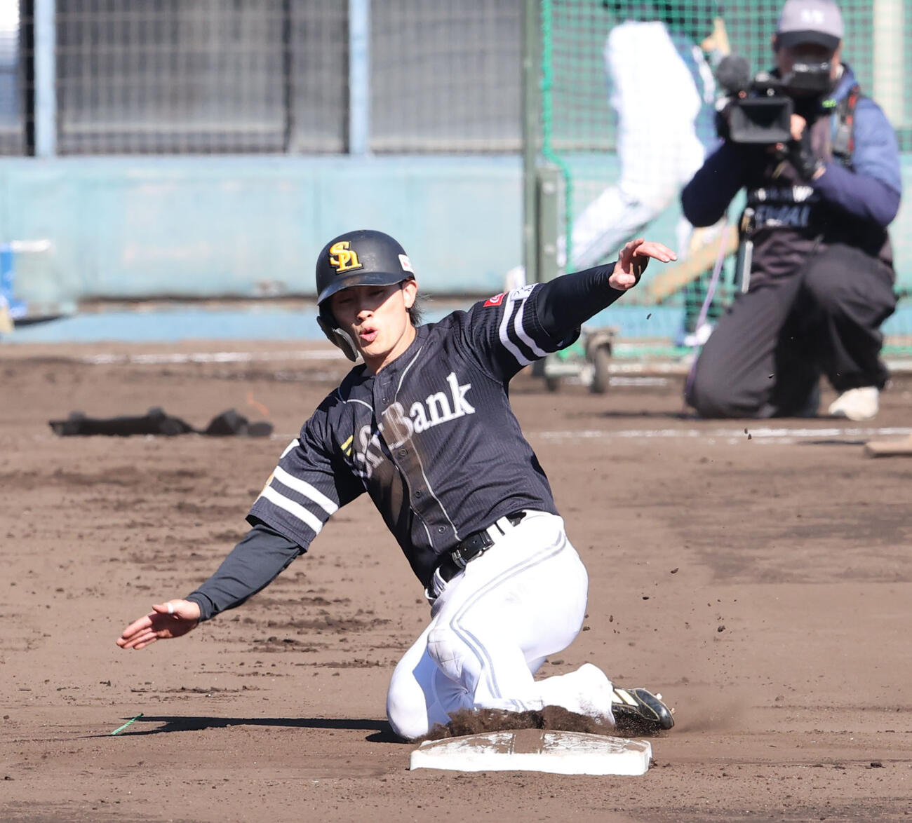 走塁練習をするソフトバンク周東（撮影・梅根麻紀）