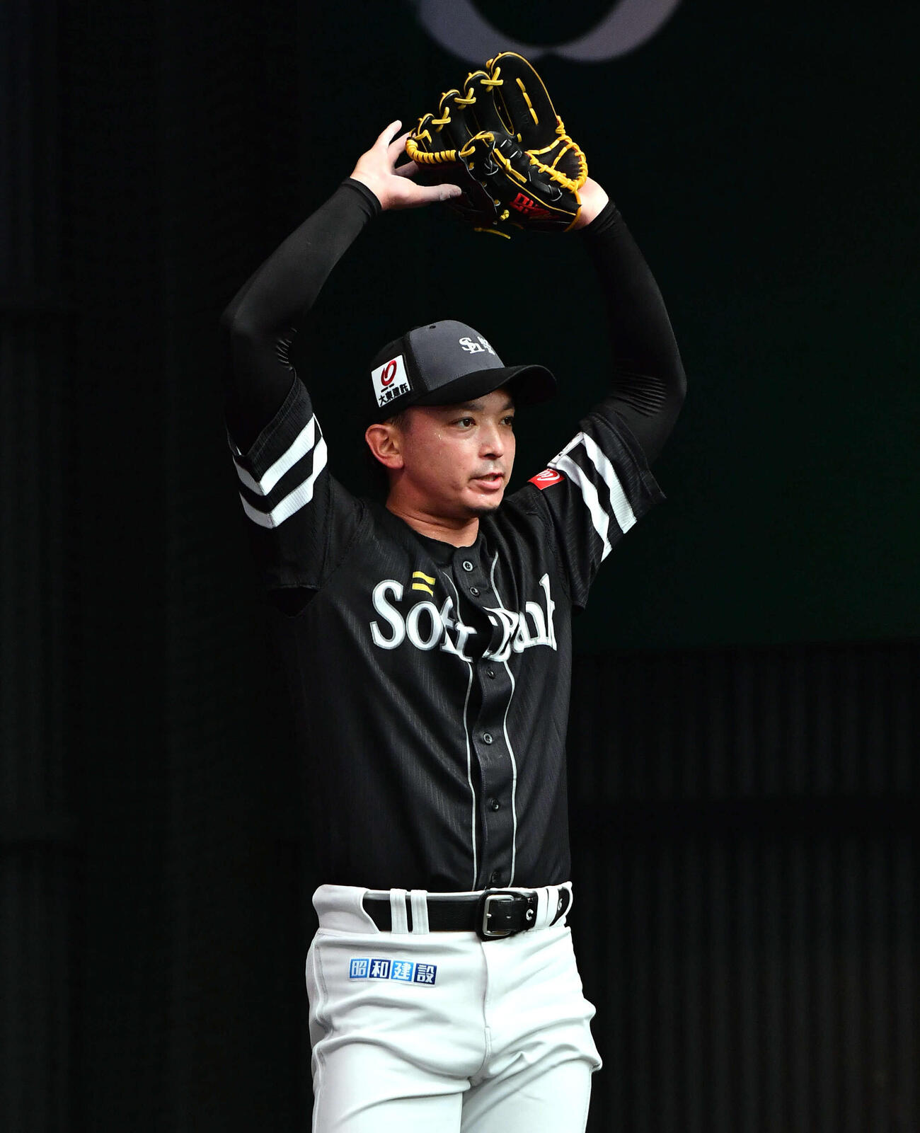ブルペンで投球を終えて丸をつくるソフトバンク東浜（撮影・岩下翔太）