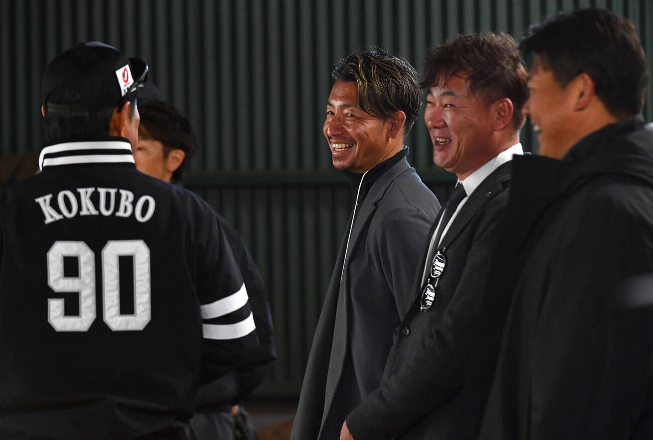 ソフトバンクのキャンプ地を視察する鳥谷敬氏（右から3人目）、福留孝介氏（同2人目）、松坂大輔氏（右端）はブルペンで小久保監督と談笑する（撮影・岩下翔太）